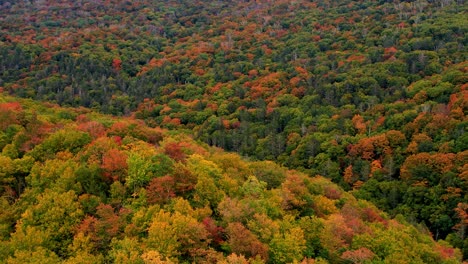 Beautiful-aerial-drone-video-footage-of-the-Appalachian-Mountains-in-the-USA-during-fall