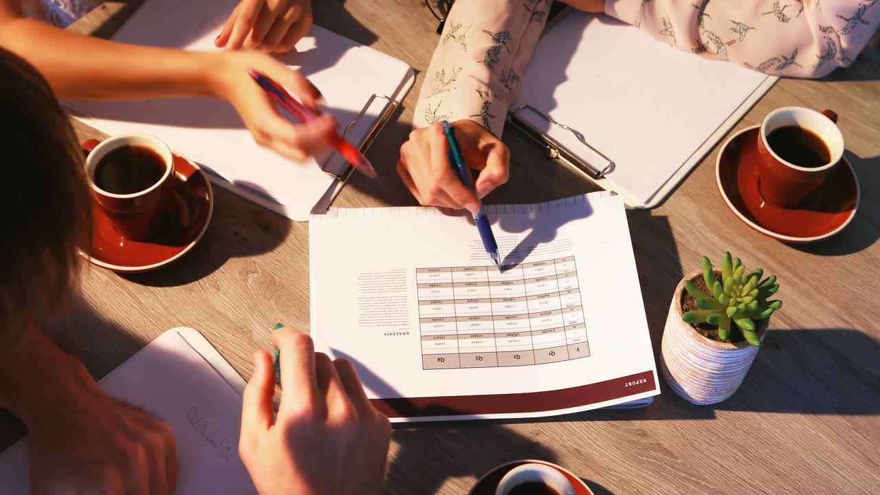 ejecutivos discutiendo entre sí durante una reunión 4k