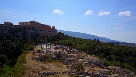 Colina-Del-Areópago-Que-Conduce-Hacia-Los-Propileos-En-Atenas,-Grecia