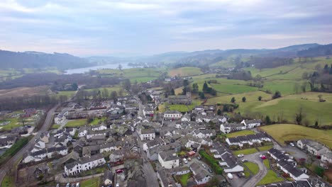 Drohne,-Luftaufnahmen-Des-Historischen-Dorfes-Hawkshead,-Einer-Antiken-Stadt-Im-Lake-District,-Cumbria