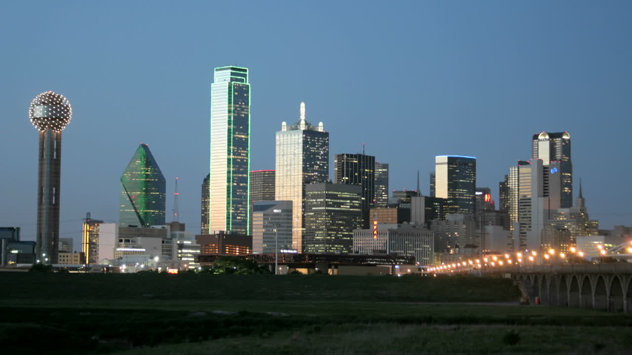las luces de la ciudad iluminan el horizonte de dallas por la noche