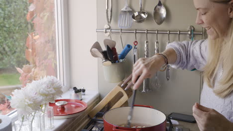 mujer cocinando en la cocina