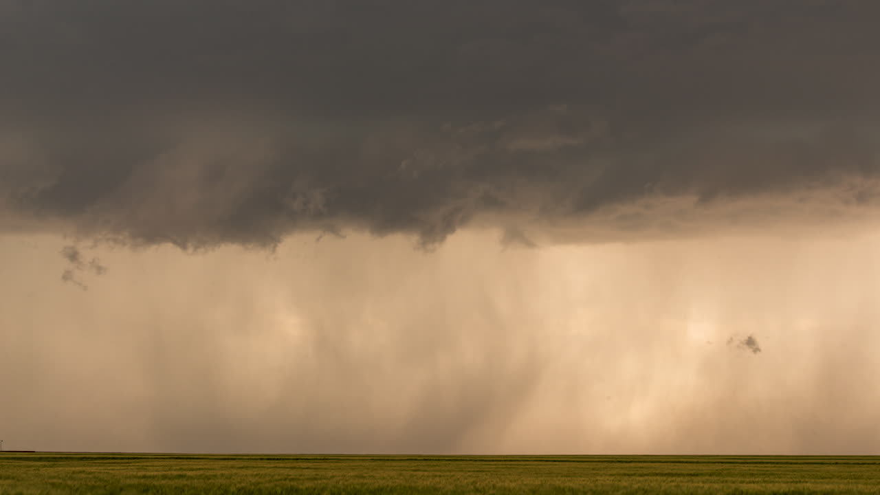 폭풍은 콜로라도 평야를 통과하여 많은 번개와 비를 떨어뜨립니다.