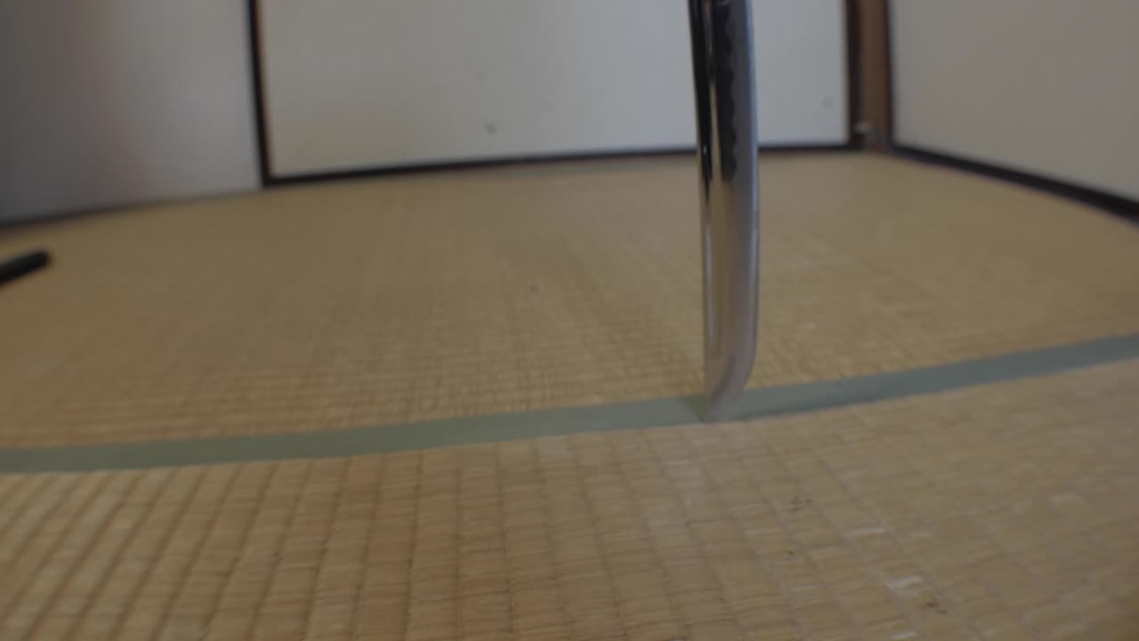 las espadas de los samuráis son dibujadas en el tatami