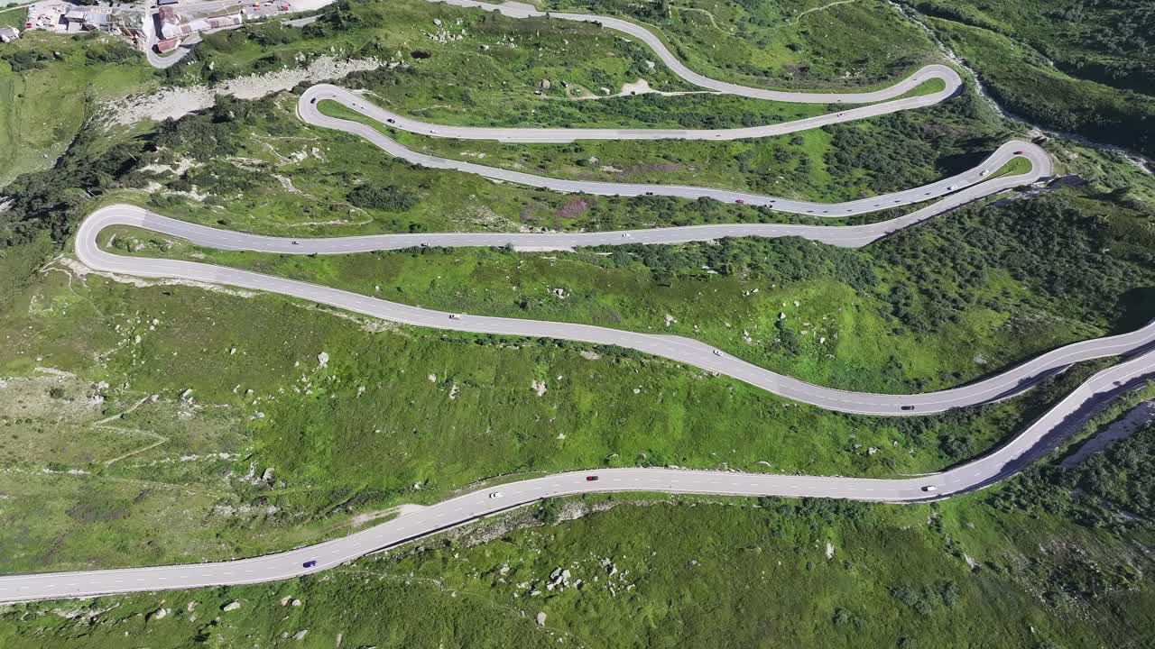 vista aérea del paso de grimsel capturada por un avión no tripulado en un día ocupado