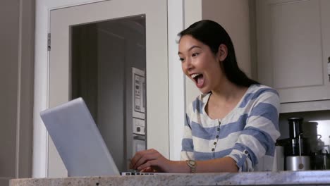 Mujer-Asiática-Usando-Su-Computadora-Portátil