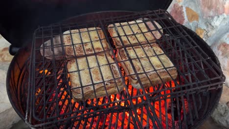 Getoastete-Sandwiches,-Die-über-Dem-Feuer-Kochen