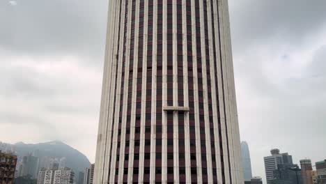 Timelapse-of-Rising-Window-Cleaning-Platform-on-Skyscraper-in-Hong-Kong-on-a-Gloomy-Day