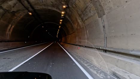 viaje en coche a través de un túnel poco iluminado