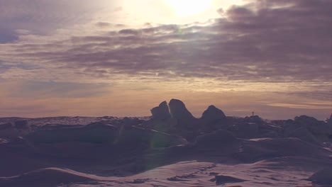 tramonto dietro una scena di tundra ghiacciata nell'artico