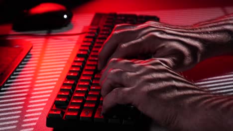 hacker o codificador escribe código en un teclado de computadora en un primer plano