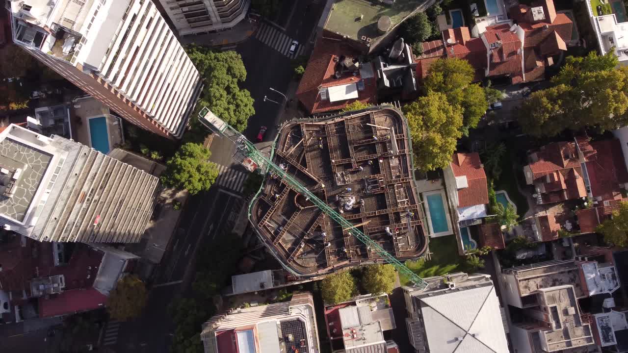 vista aérea de arriba hacia abajo del sitio de construcción en la parte superior del edificio
