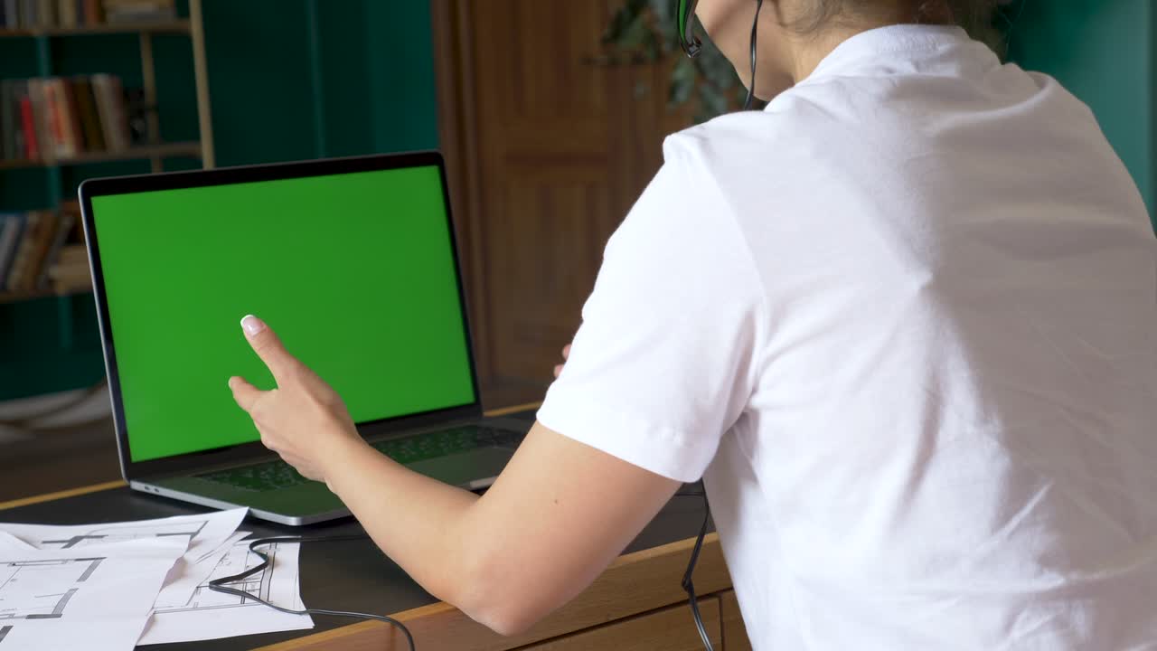 primer plano de una joven india usando una computadora portátil con una pantalla táctil ejecutando una conferencia telefónica en línea, entrenando con personas, usando un ordenador. habitación brillante en casa