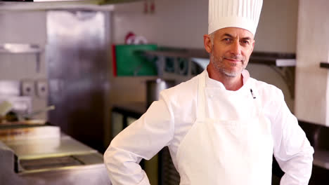 el chef sonriendo a la cámara