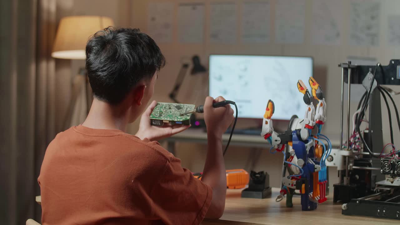 студент, работающий над проектом робототехники