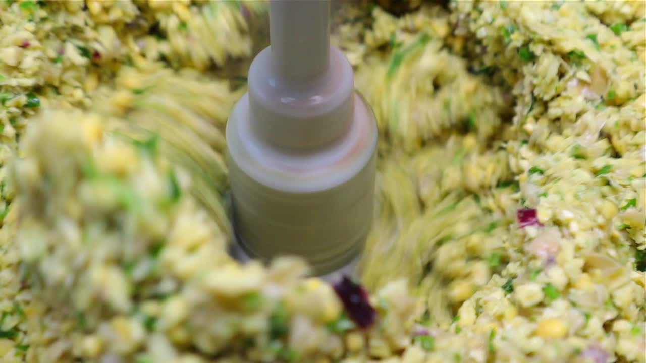 ingredientes de falafel en la batidora