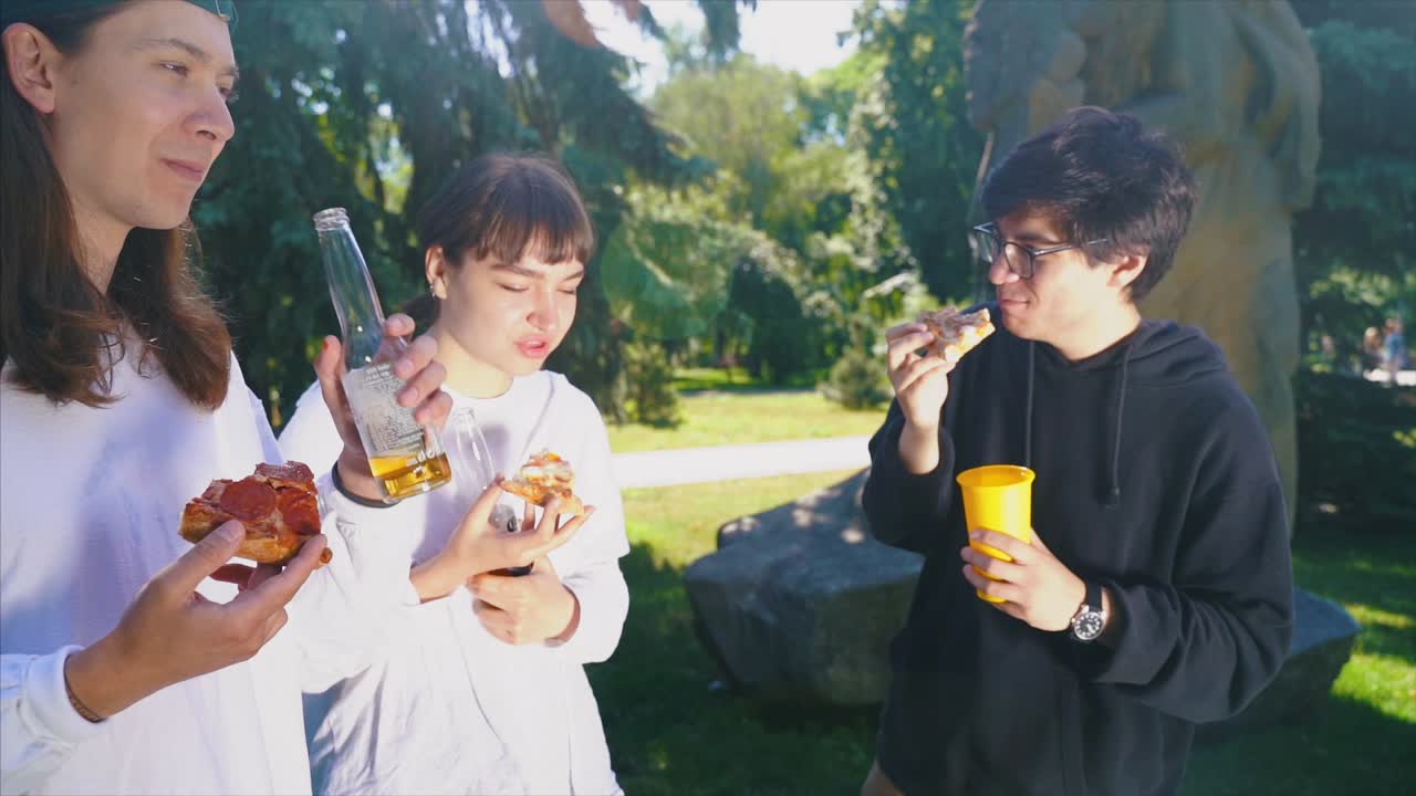 친구 들 이 공원 에서 피크닉 을 하고 있다