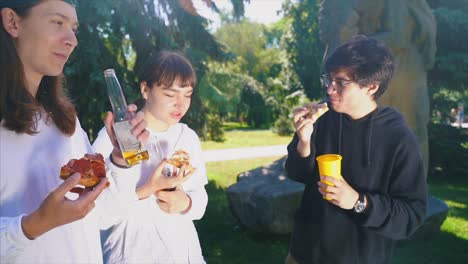 amigos haciendo un picnic en el parque