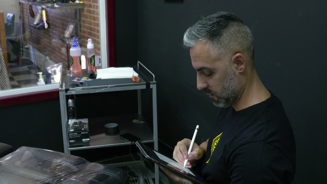 el tatuador hace un dibujo inicial del diseño discutido para el cliente