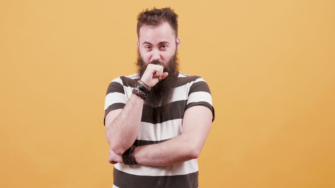 Uomo con la barba in studio