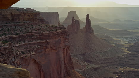 Toma-Panorámica-Del-Amanecer-En-El-Arco-De-Mesa-En-El-Parque-Nacional-Canyonlands