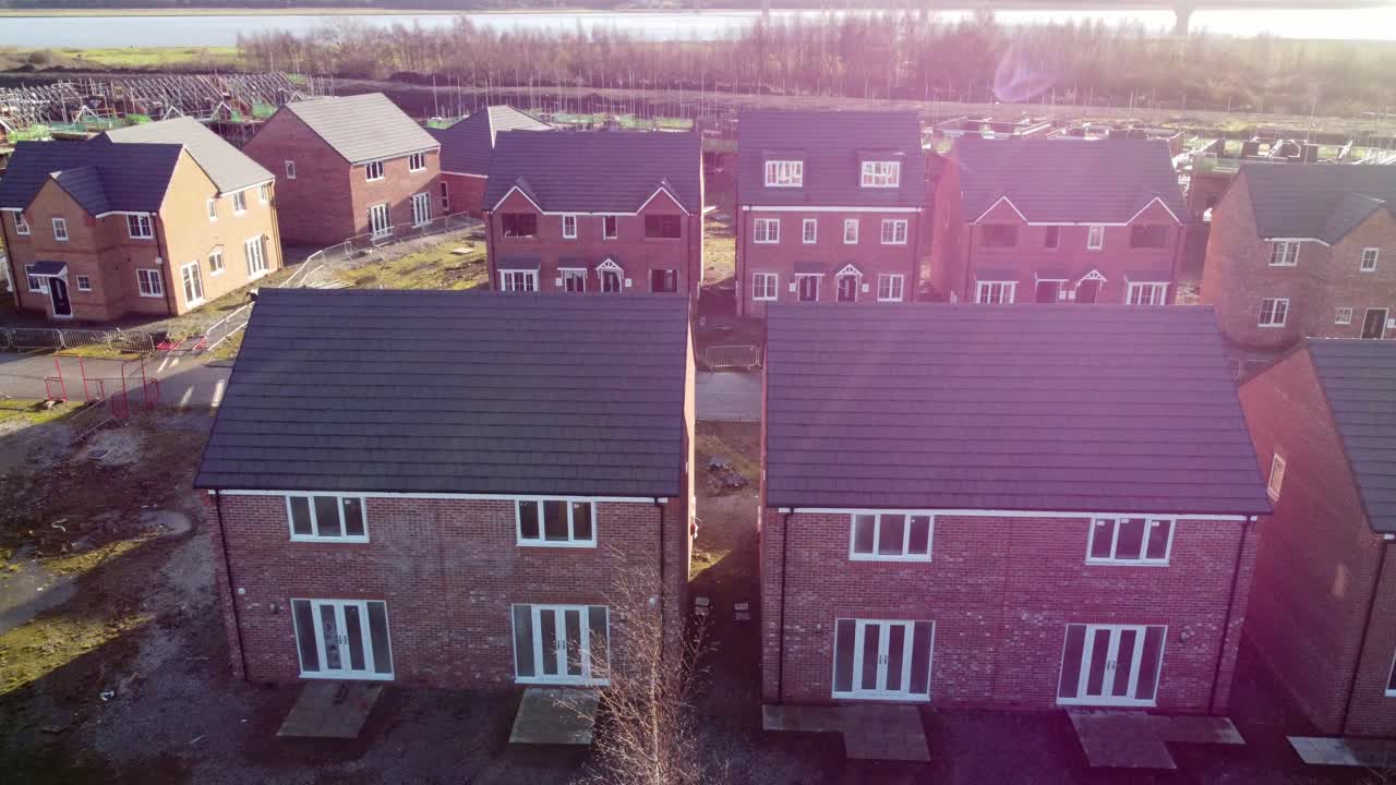 rayos de sol sobre la vista aérea del sitio de construcción del desarrollo inmobiliario de la casa adosada frente al mar sin terminar