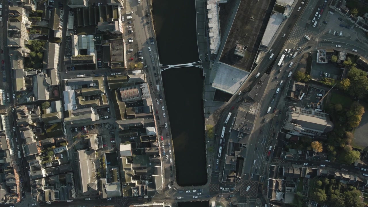 Centro da cidade de Drogheda com ruas movimentadas, edifícios e um rio no condado de Louth, Irlanda, vista aérea.