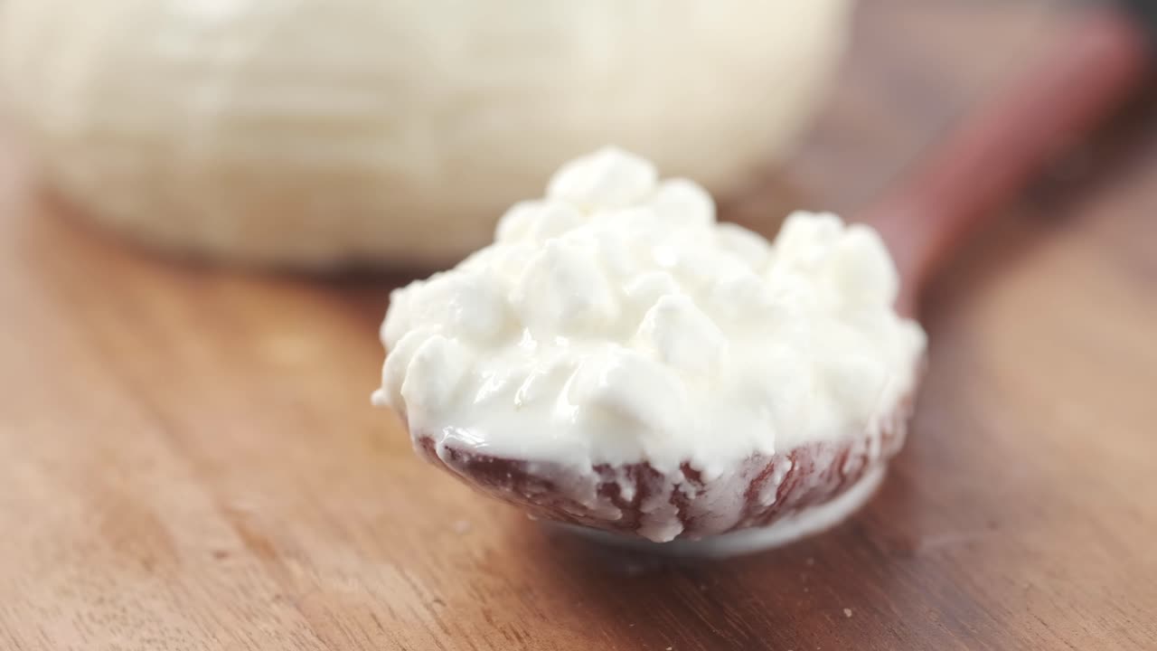 queso cottage en cuchara de madera