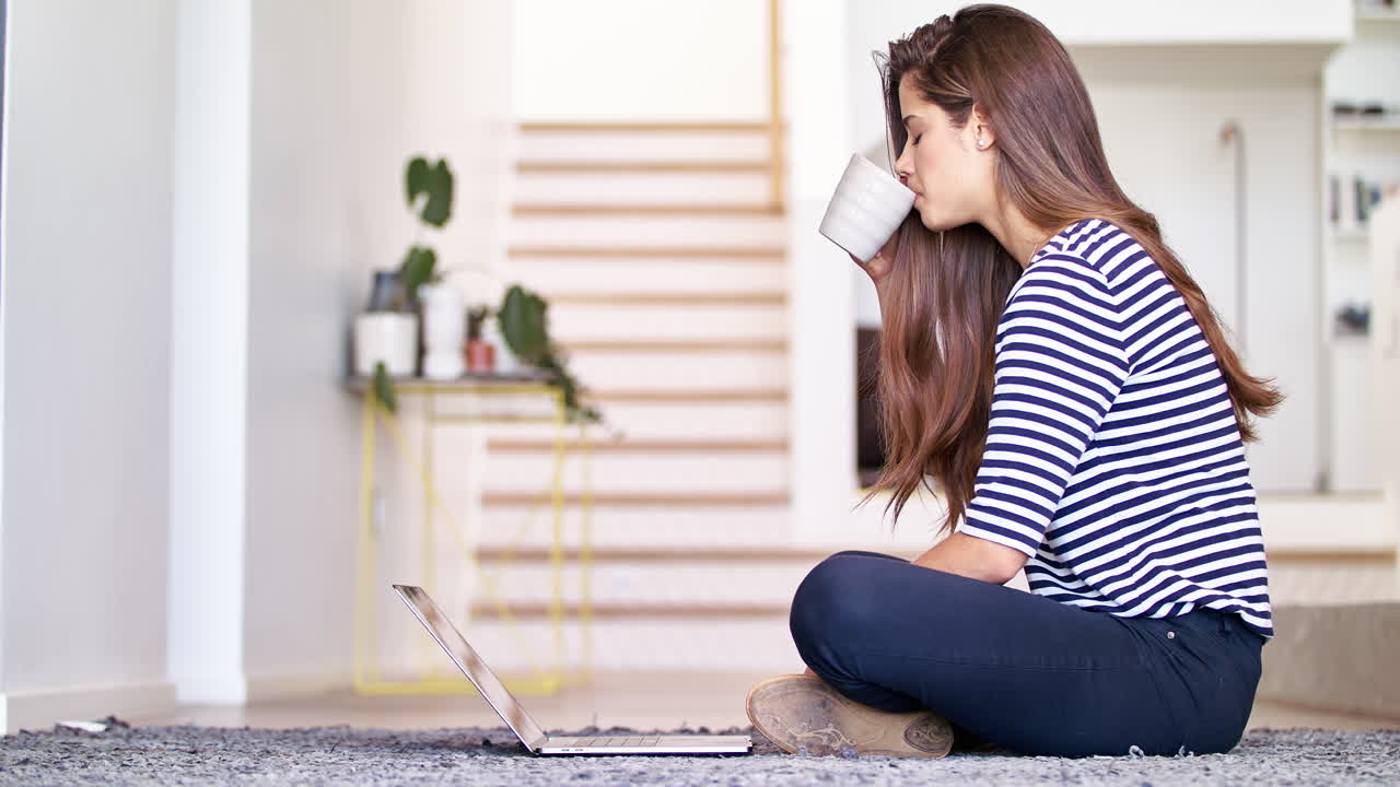 그녀의 디지털 라이프 스타일을 살고 있습니다.