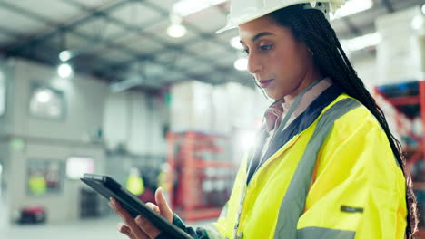 mujer de ingeniería, tableta e inspección de almacén