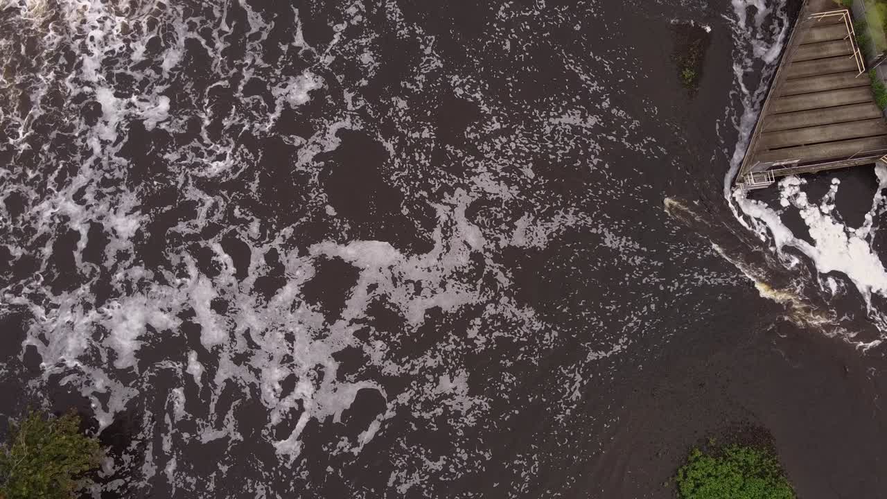 река гранд-ривер в лансинге, штат мичиган, рядом с отто си