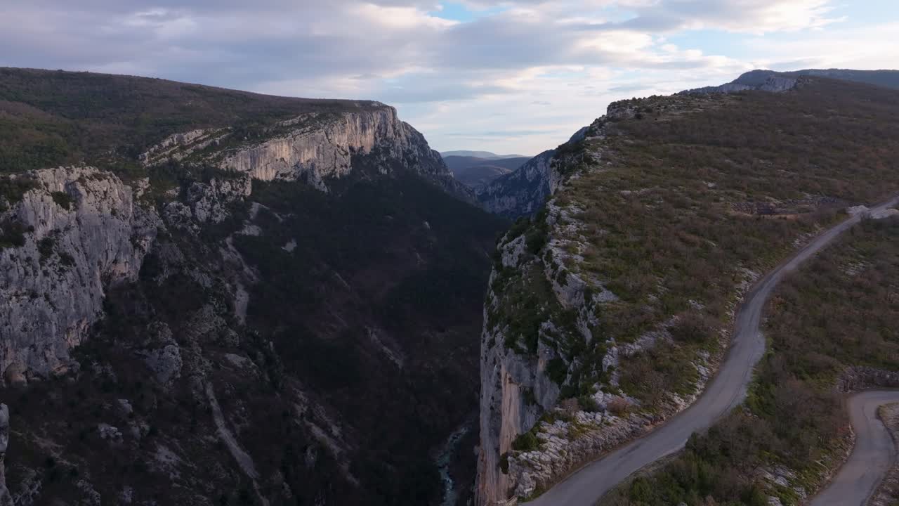 Vista aerea del canyon delle Gole del Verdon all'alba con un camper parcheggiato nelle vicinanze.