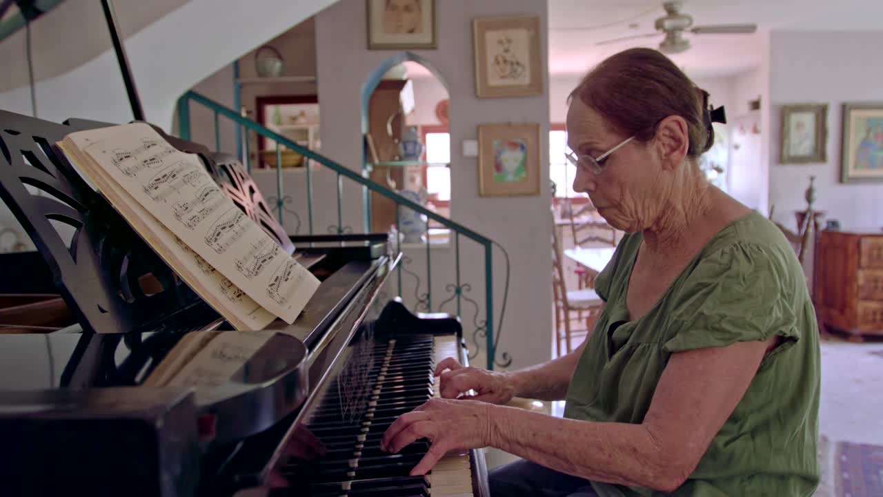 anciana tocando un piano de cola en su casa