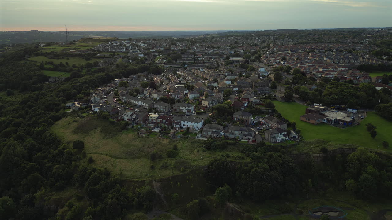 Toma de Dron de Establecimiento sobre Gaisby en los Suburbios de Bradford