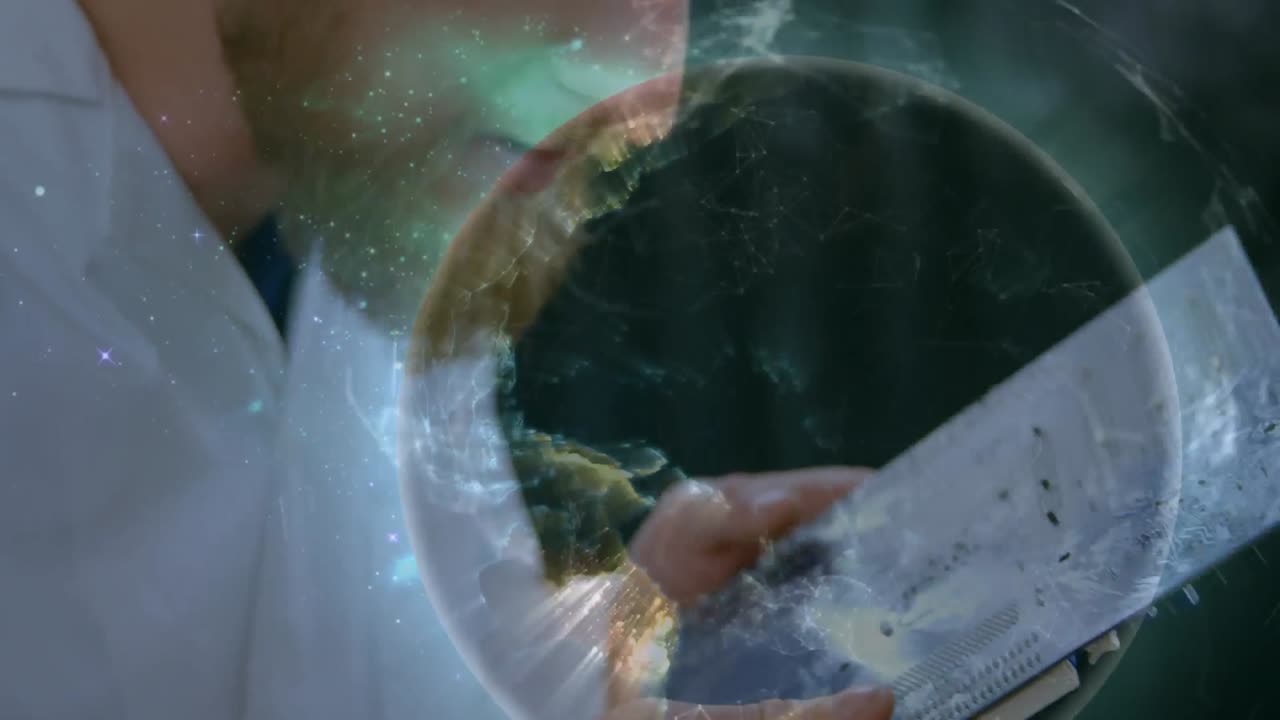 컴퓨터 부품을 들고 있는 코카서스 사람 위의 지구의 애니메이션