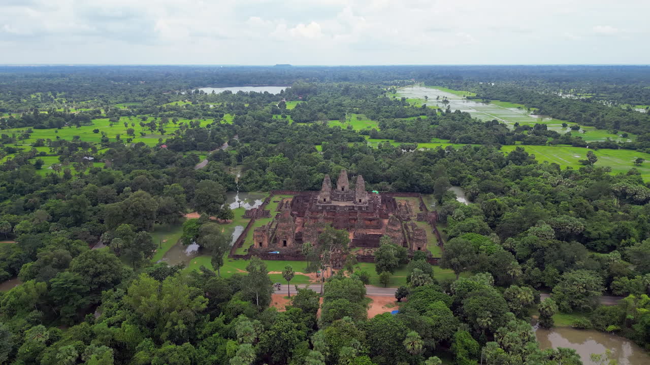 Ancien temple d'Angkor vu de loin à Siem Reap, Cambodge