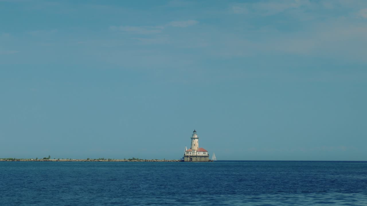 깊고 푸른 태평양과 함께 캘리포니아 해안을 따라 대형 등대가 지키고 있습니다.