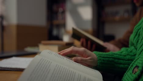 personas leyendo libros en un café