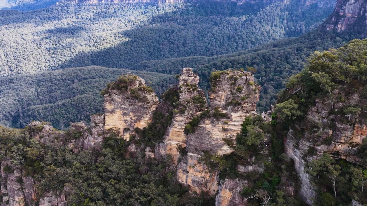 Plano geral das falésias de arenito das Três Irmãs e do Vale Jamison nas Blue Mountains, Austrália.