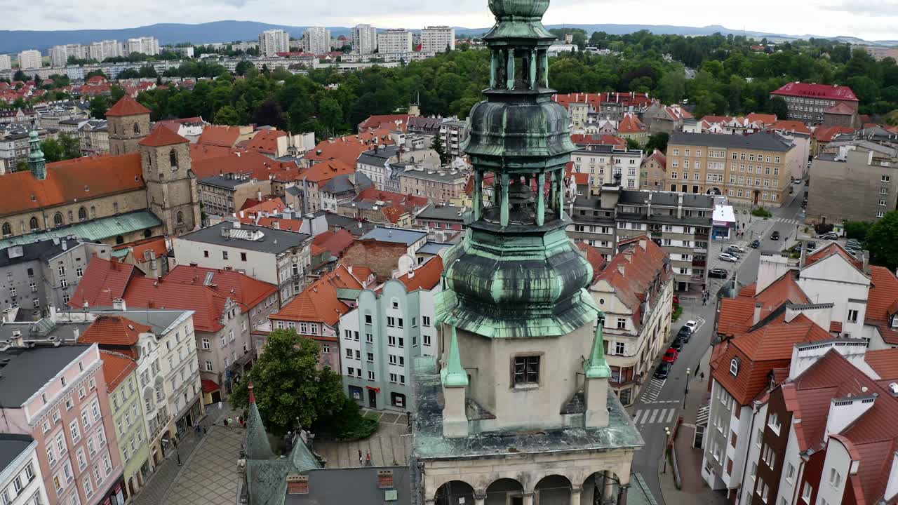 Torre dell'orologio della città storica di Klodzko nel Voivodato della Bassa Slesia, Polonia sud-occidentale