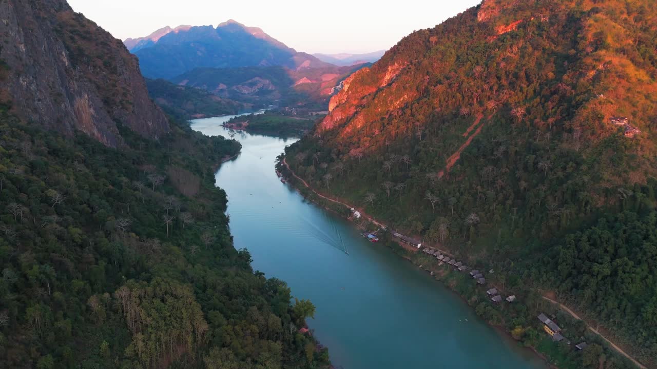 라오스 북부 루앙프라방 지방의 기아우 마을의 해가 지는 곳에서 오우 강의 경치 좋은 산 풍경