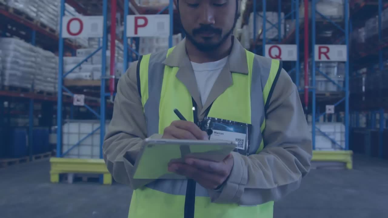 animación de la red de perfiles sobre trabajador masculino asiático hablando notas comprobando el stock en el almacén.