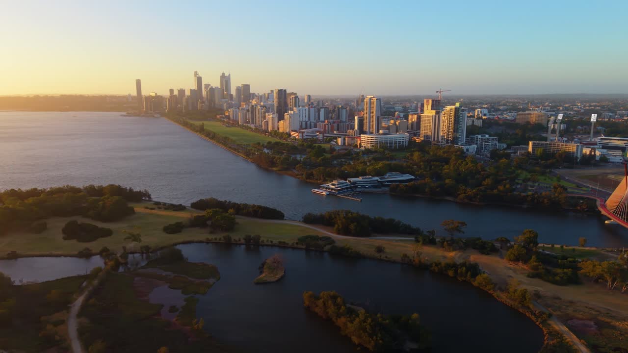Lenta panoramica intorno all'isola di Herisson a Perth al tramonto