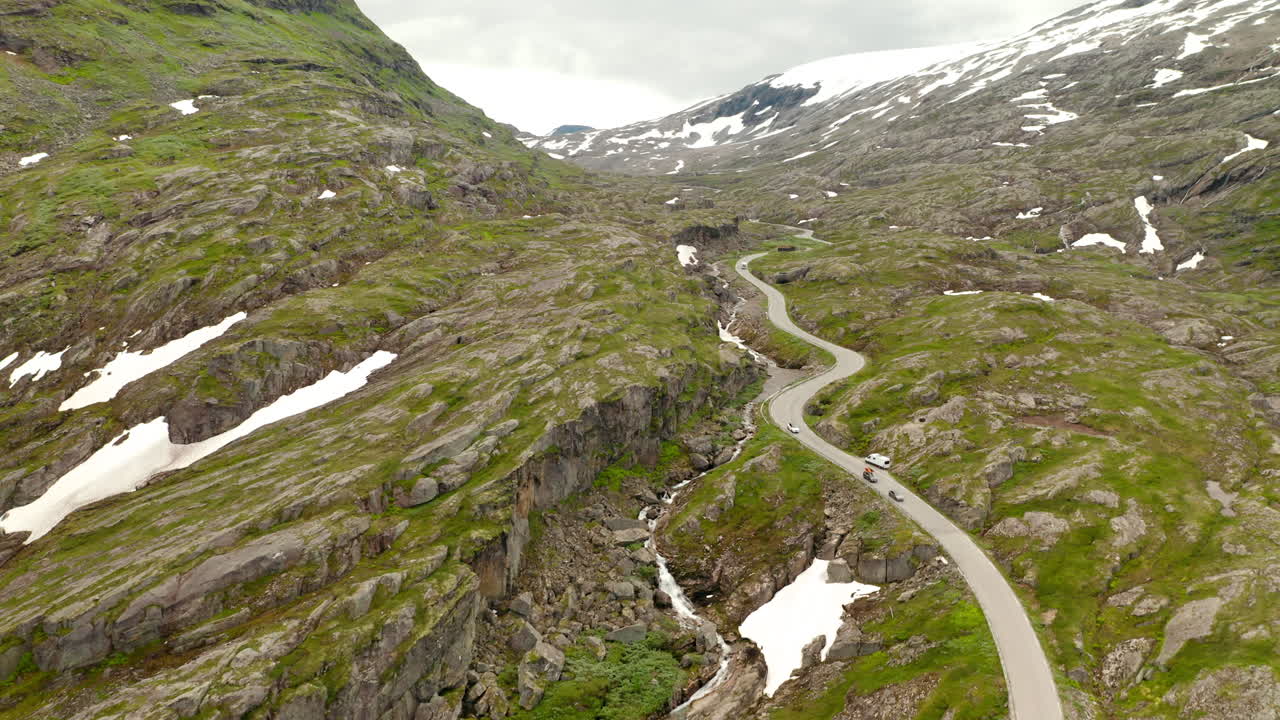 Luftfoto af bjergpasset ved Geiranger med skarpe sving og stejl bjergside