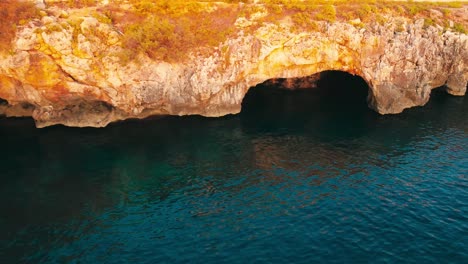 Cuevas-En-El-Mar-En-Italia