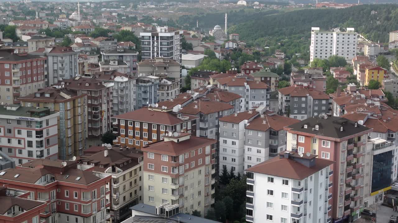 많은 건물 들 이 있는 도시 의 공중 에서 볼 수 있는 모습