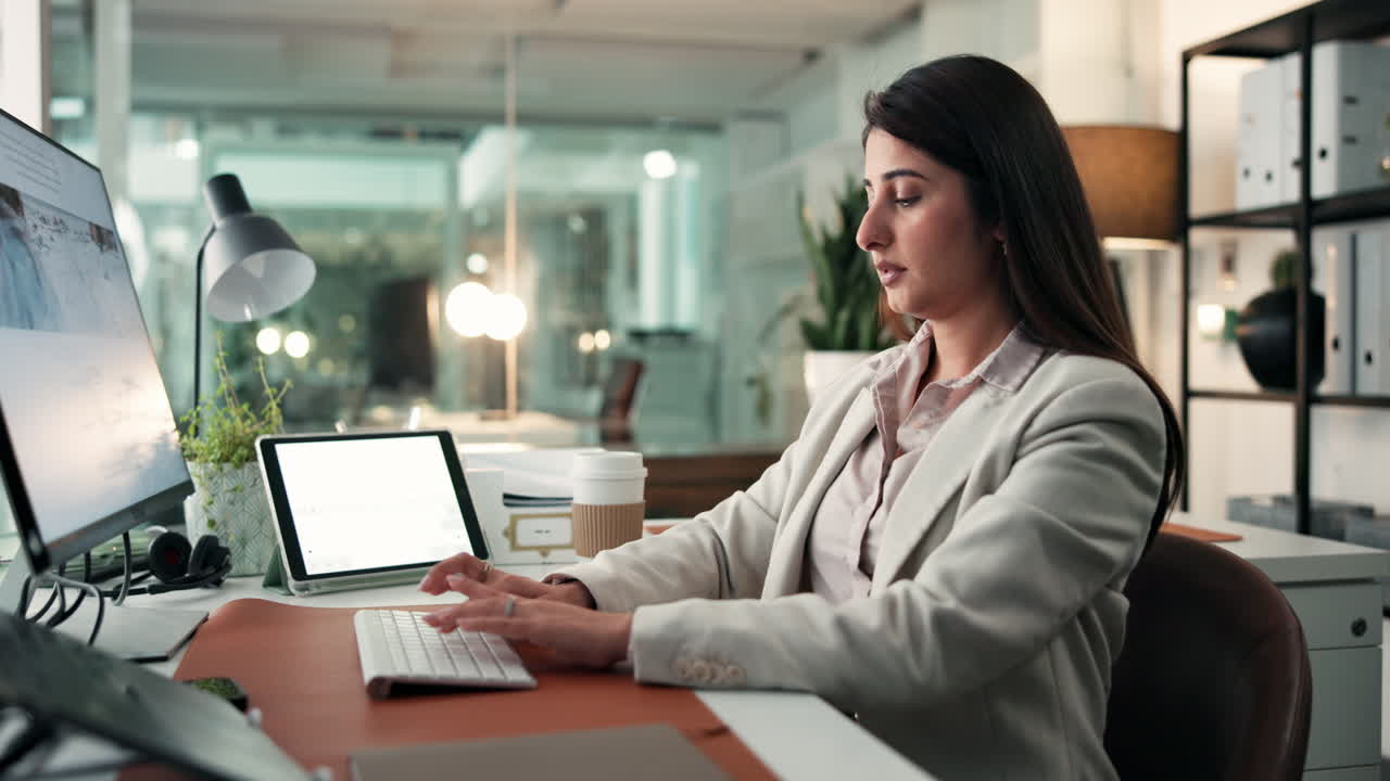 Mujer trabajando en su escritorio en la oficina