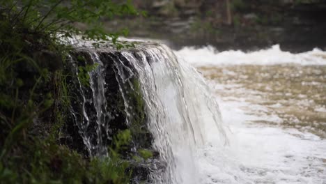 Cascada-Del-Arroyo-Desde-La-Vista-Lateral-En-Cámara-Lenta,-25%-De-Velocidad