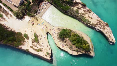 Isla-De-Corfú-Grecia-Vista-Aérea-De-Arriba-Hacia-Abajo-Playa-Turística-Vacaciones-De-Verano-Escénico-Acantilado-Con-Agua-De-Mar-Prístina