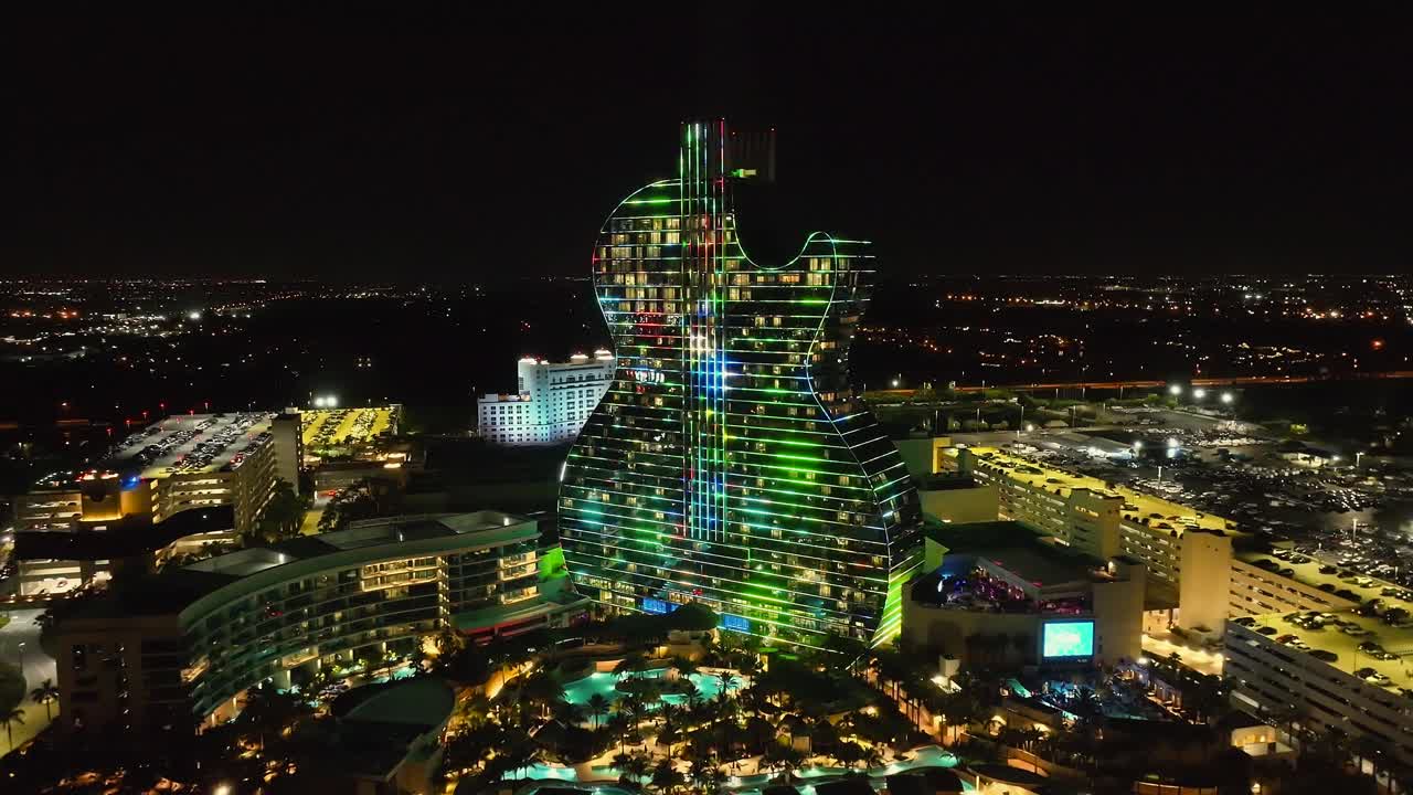 플로리다의 할리우드 마이애미에 있는 하드 록 호텔의 조명 쇼의 공중 전망